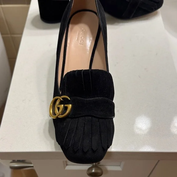 Gucci Women's Black Loafers with Gold Detail - Picture 3 of 7